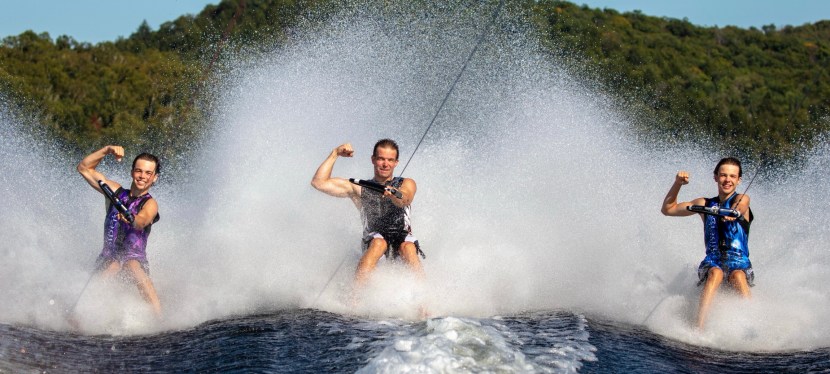 The Larivières: Barefoot Water Skiing at 65&nbsp;km/hour.
